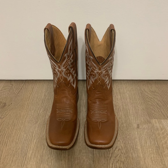 Caborca Silver square toe brown cowboy boots.Size 6 - Picture 5 of 12